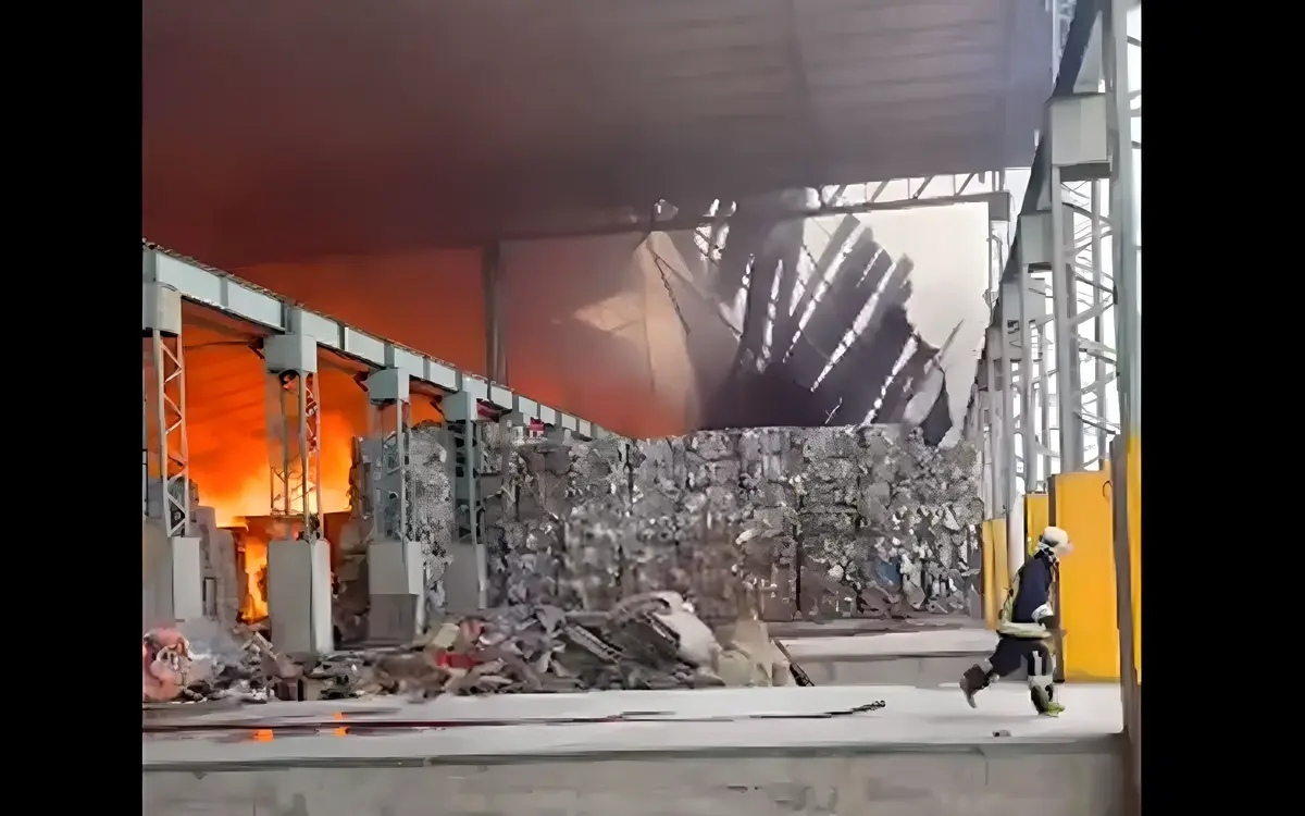 Feuer wuetet in samut sakhon papierfabrik in flammen video