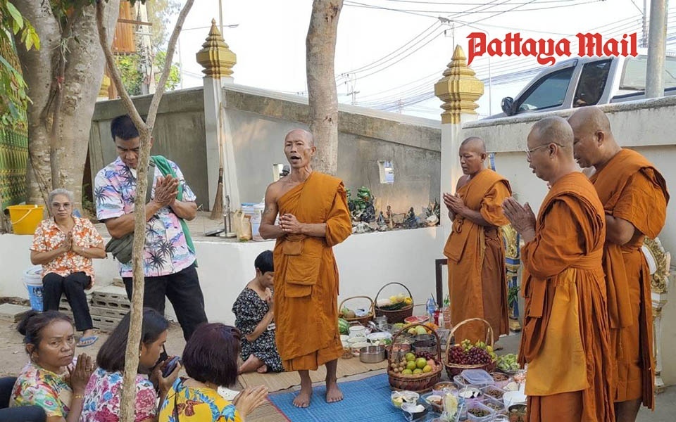 Die einwohner von pattaya ehren ihre ahnen mit traditionellen songkran ritualen