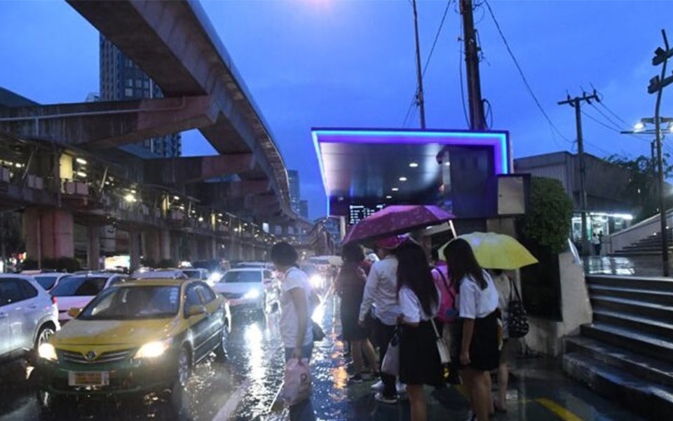 Heisses wetter und gewitter in bangkok erwartet