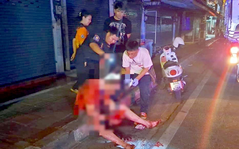 Schwerverletzter auslaender bittet in der naehe der pattaya walking street um hilfe