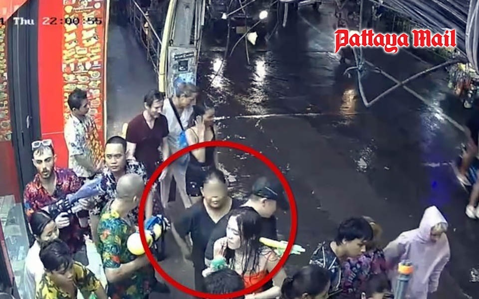 Tourist schnappt sich dieb nach aufschlitzen seines rucksacks auf der pattaya walking street