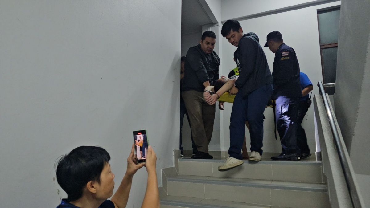 Nackter chinese 59 wagt waghalsigen sprung von polizeistationsdach in bangkok