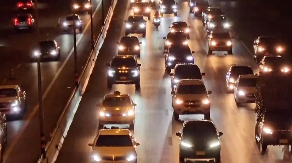 Verkehrsstaus bei der rueckkehr der reisenden nach bangkok nach den songkran feiertagen