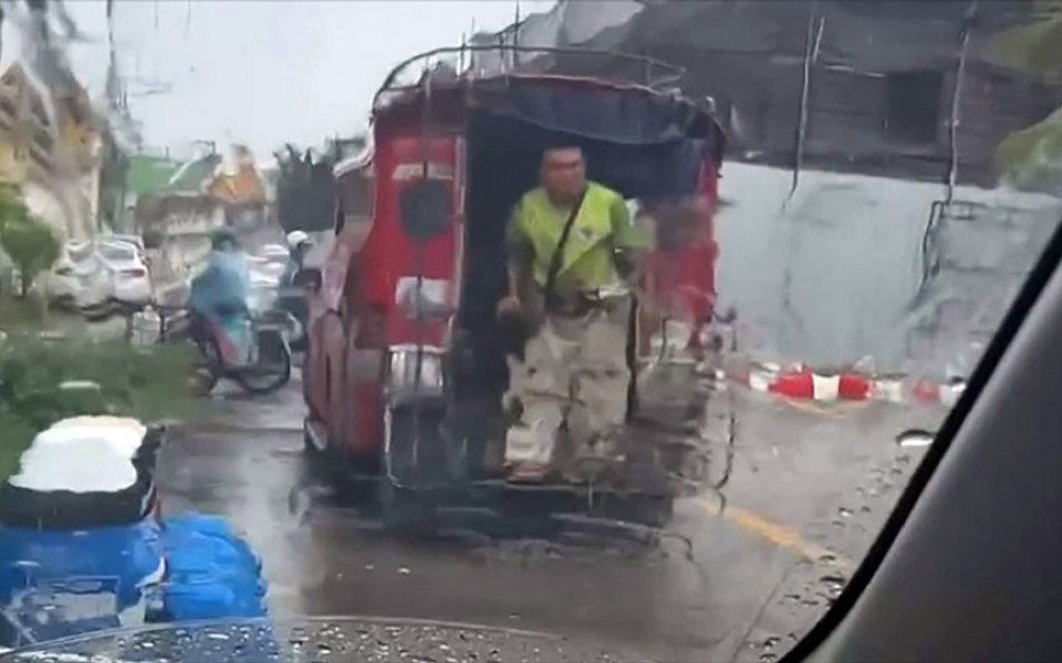 Aggressiver ausbruch eines fahrers eines roten baht busses in chiang mai touristen vor ort