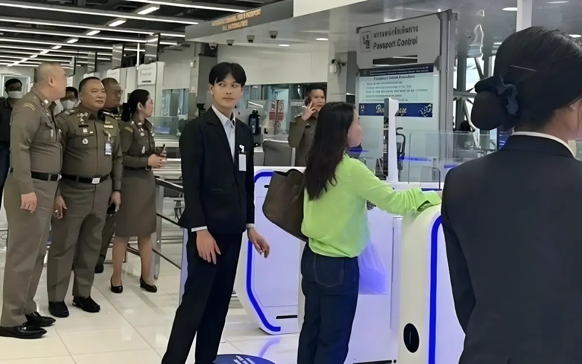 Automatische passkontrolle erleichtert einreise am flughafen bangkok
