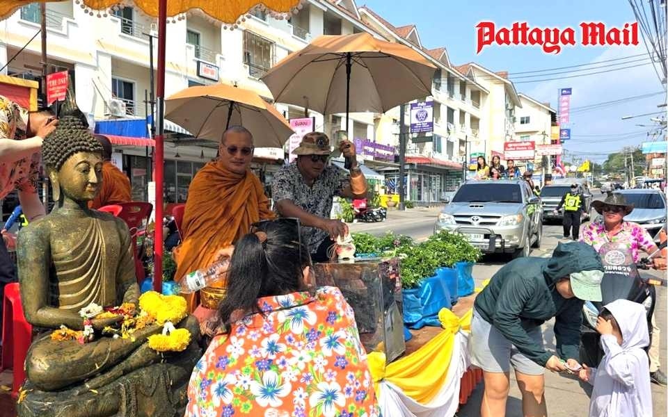 Buddhistische moenche fuehren lebhafte songkran prozession in ost pattaya an