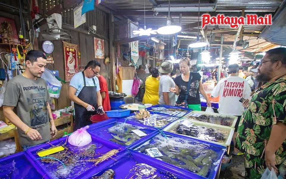 Das sengende wetter fordert seinen tribut bei der versorgung mit frischen meeresfruechten in pattaya
