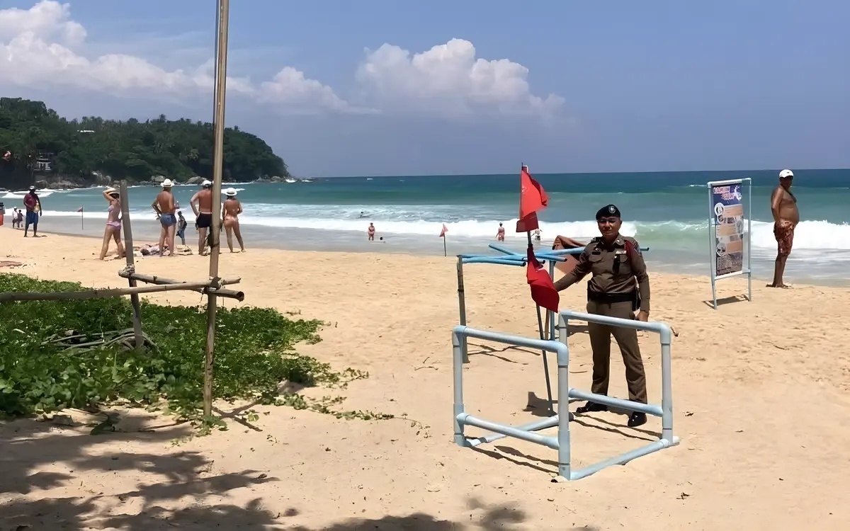 Die touristenpolizei von phuket bittet die touristen um zusammenarbeit auslaendischer tourist