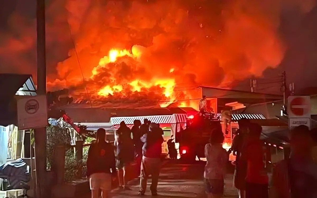 Eilmeldung feuer inferno zerstoert belebten zentral markt in chiang rai