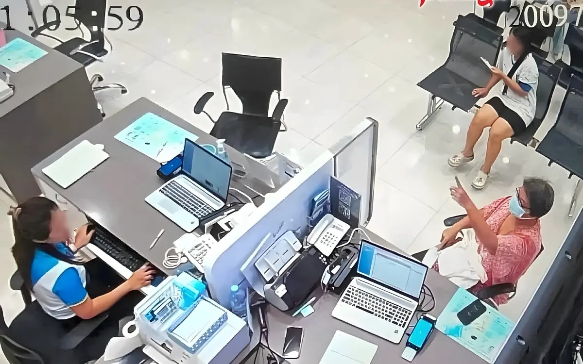 Eingefrorenes bankkonto wuetende thailaenderin bedroht bankangestellten mit einem hackmesser