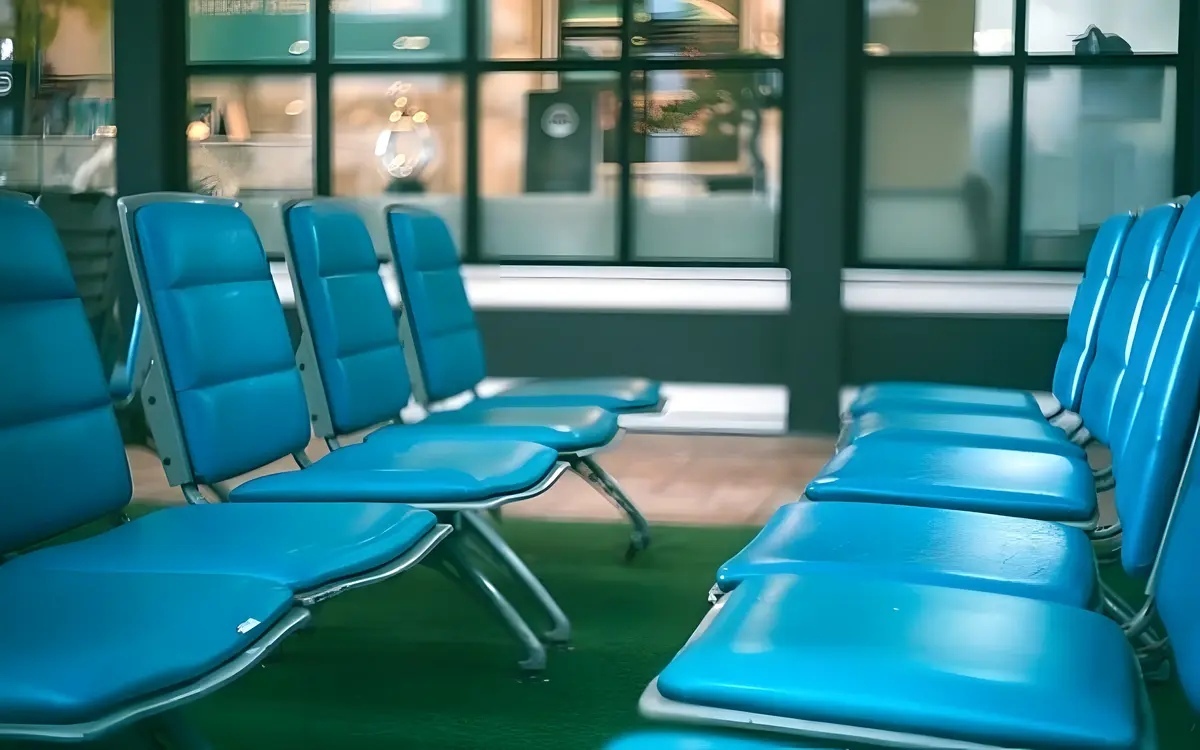 Flughafengeschaefte und bueros machen platz fuer neue passagiereinrichtungen