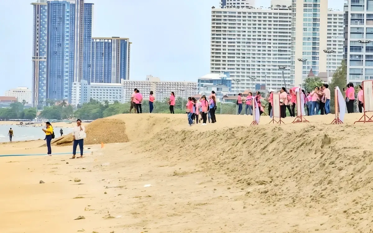 Gefahr an thailands kueste strand von na jomtien verschwindet ins meer