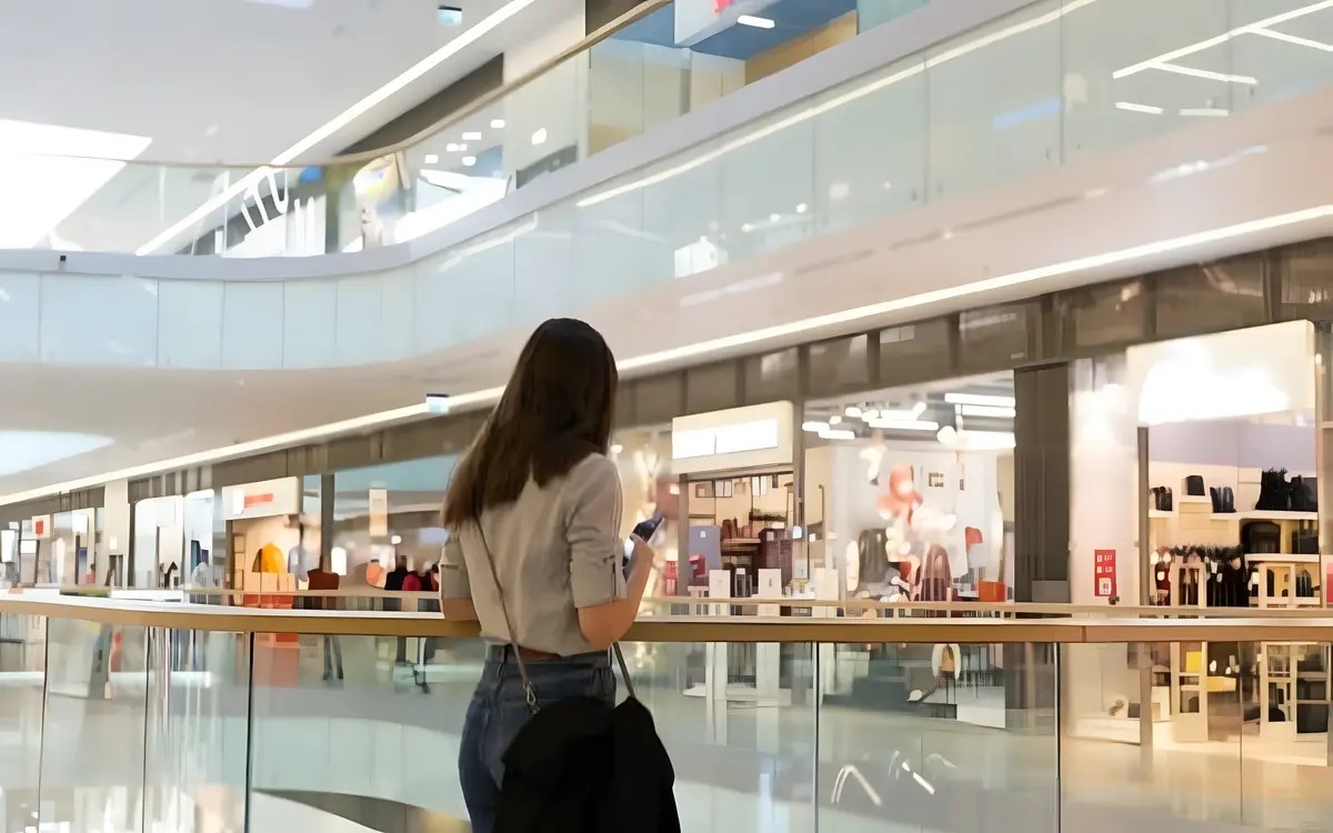 Gefahr durch betrueger frau fast opfer in einkaufszentrum thailaendische gutglaeubigkeit ausgenutzt