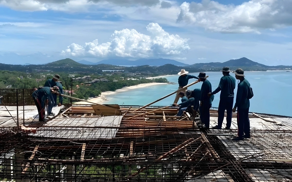 Hartes durchgreifen der illegalitaet koh samui reisst nicht genehmigte luxusvillen am hang ab