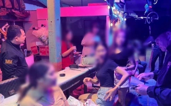Illegal eingereiste laotische frauen in pattaya in restaurants und karaoke bars festgenommen