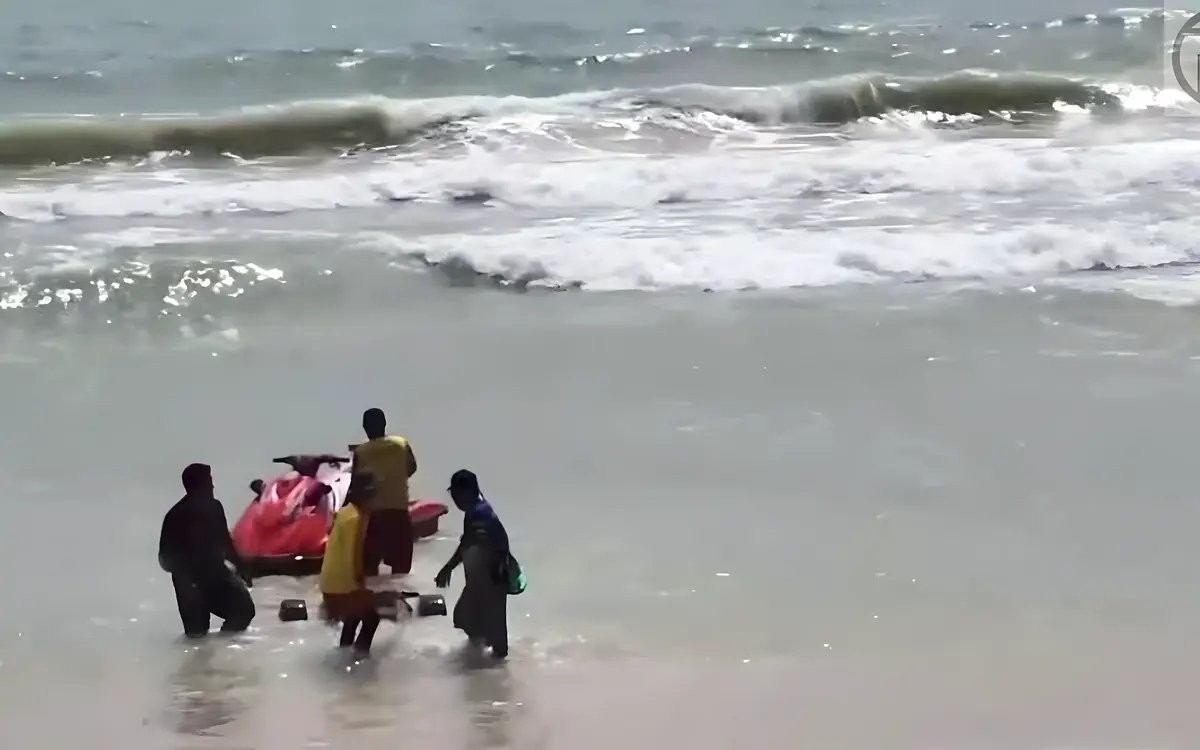 Inder und russen ignorieren rote badeverbots flaggen am strand und werden vor den sicheren tod