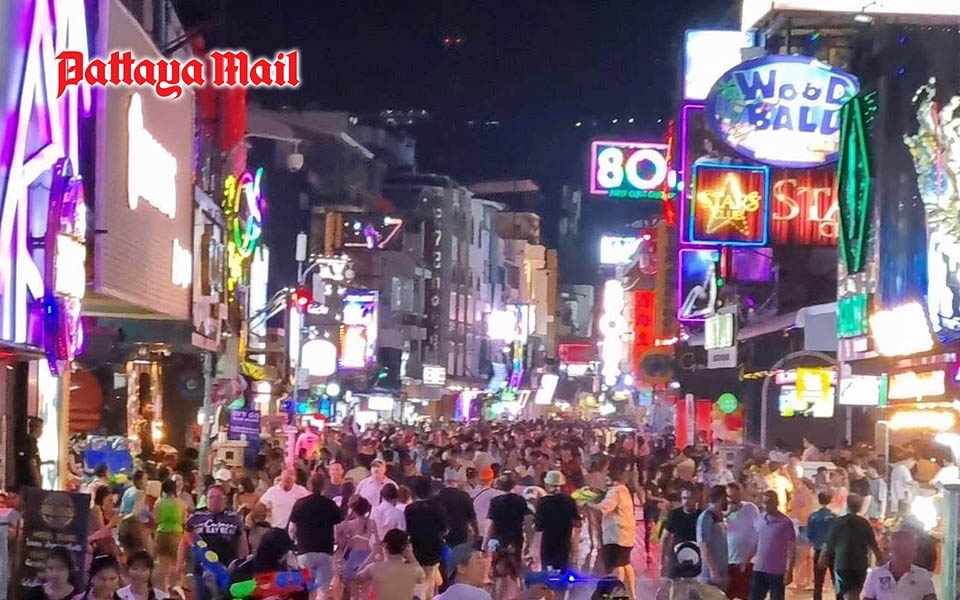 Pattaya walking street wird mit songkran feierlichkeiten belebt