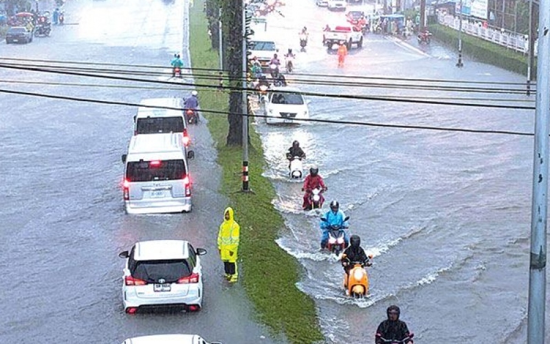 Phuket ist ueberflutet starker regen flugzeuge koennen nicht landen viele strassen sind verstopft