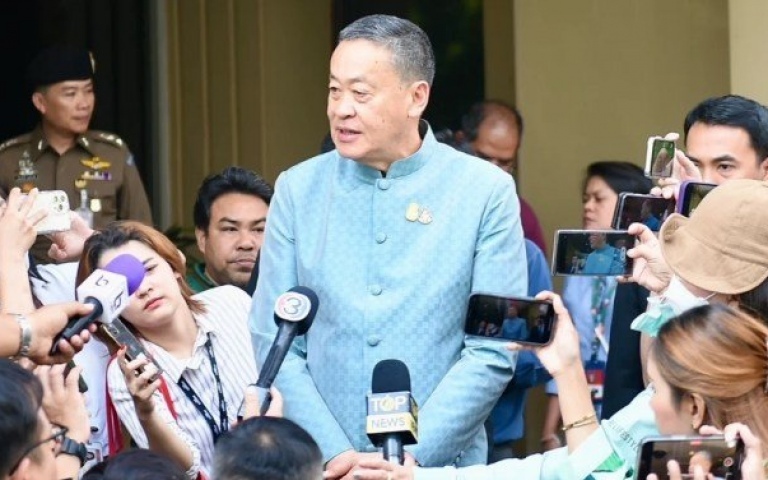 Premierminister weicht fragen ueber die juengste verordnung der strafvollzugsbehoerde fuer thaksin