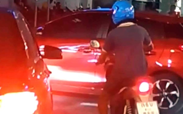 Russische frau jagt handtaschendieb auf motorrad in phuket