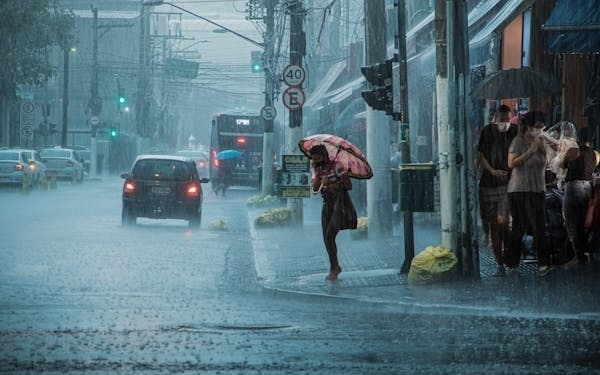 Starke regenfaelle fuehren zu ueberschwemmungen in pattaya