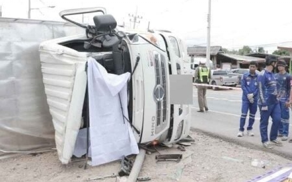 Tragischer unfall eislieferwagen verunglueckt in ratchaburi und fordert drei todesopfer