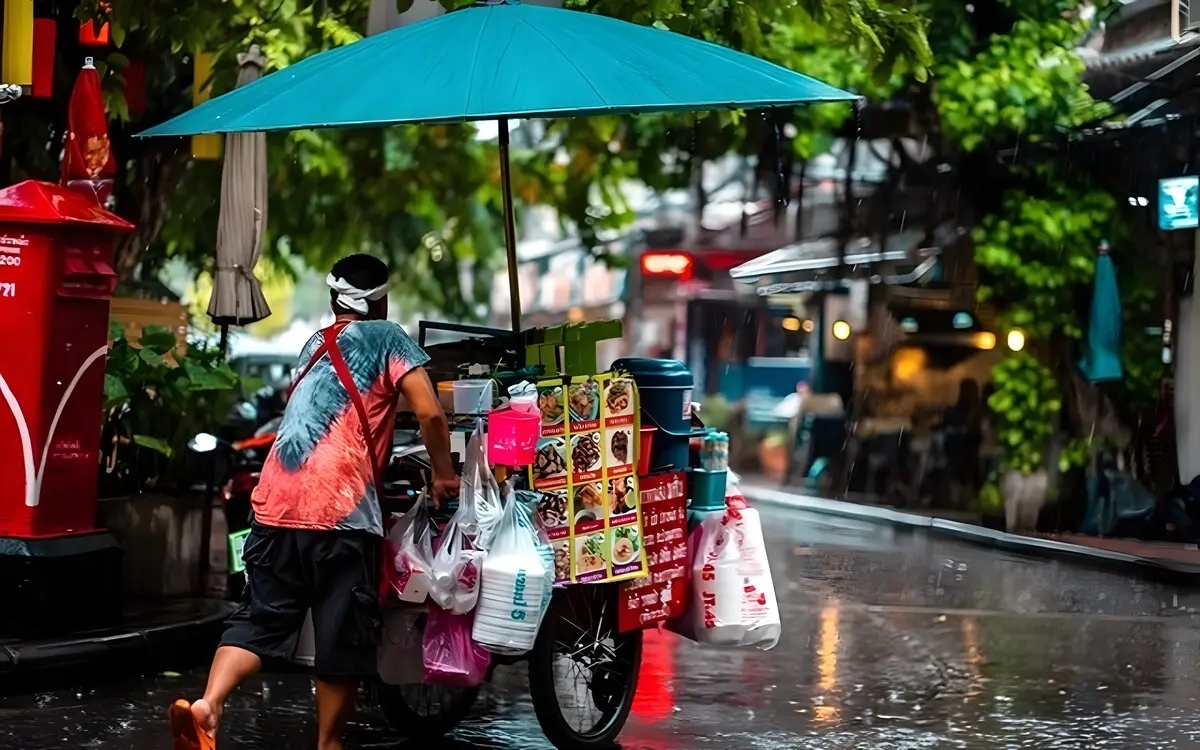 Unwetterwarnung fuer thailand starkregen und hohe wellen an der andamanensee und im golf von