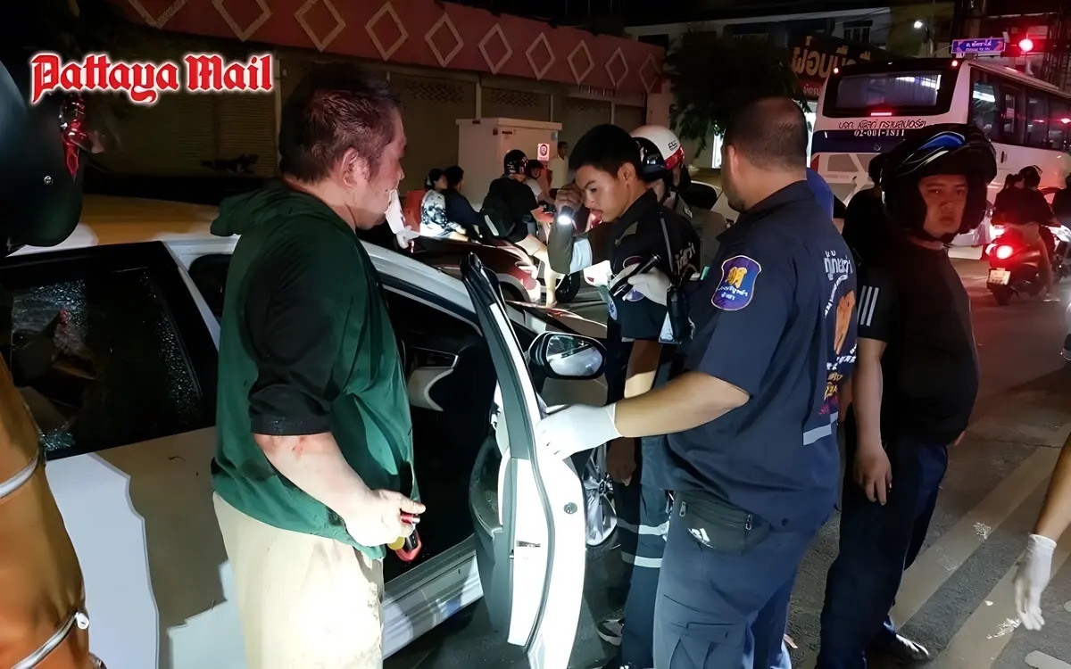 Verzweifelter tourist rammt auto in go go bar in pattaya und zerschmettert dabei alle fahrzeuge auf