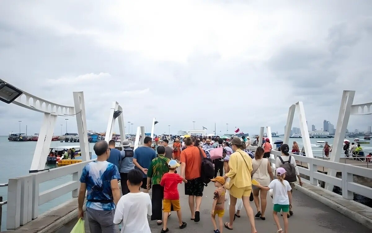 Besuchen sie mit ihrer familie das lebhafte koh larn