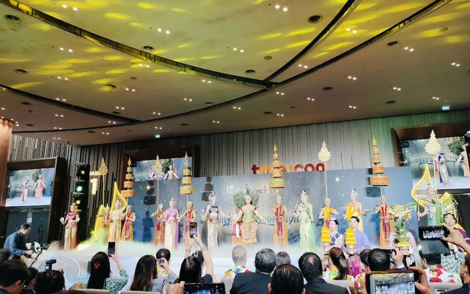 Thailand feiert songkran mit einer mischung aus traditionellen wasserspritzaktivitaeten und