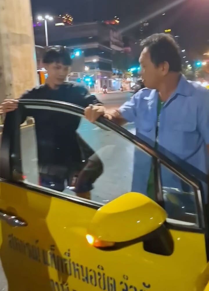 Bangkoker Taxifahrer zerschlitzt bei gewalttätigem Angriff das Gesicht eines Passagiers - Video