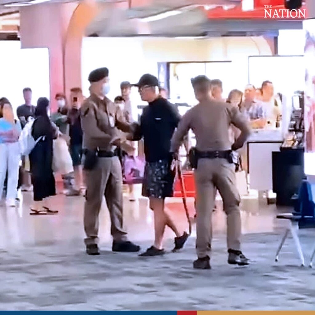 Aggressiver Ausländer greift Flughafen-Polizei in Bangkok an (Video, Fotos)