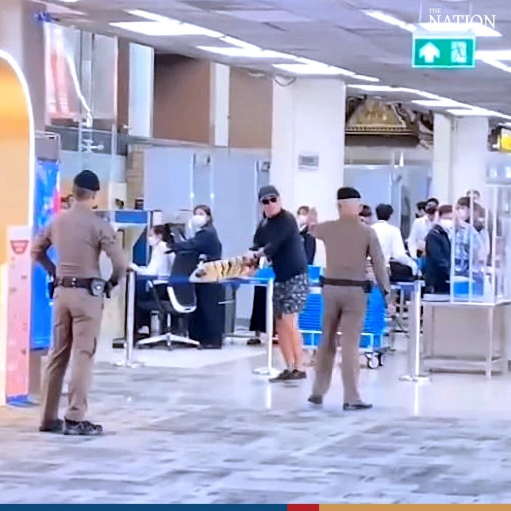 Aggressiver Ausländer greift Flughafen-Polizei in Bangkok an (Video, Fotos)