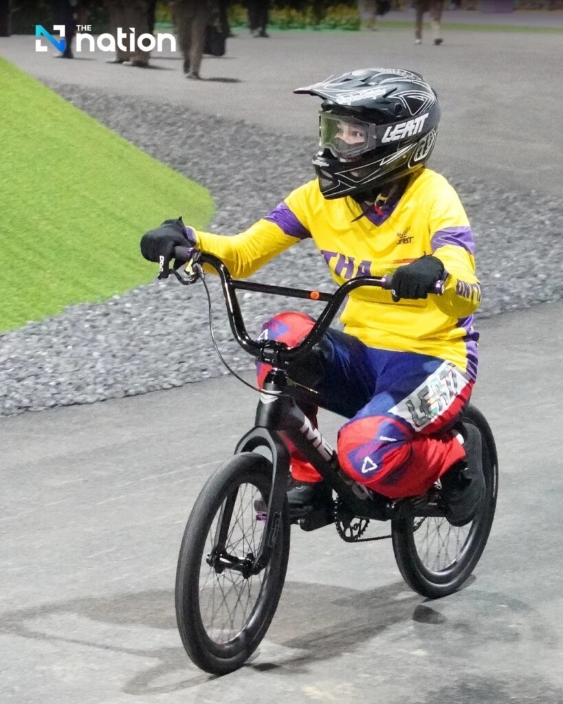 Ihre Majestät, die Königin von Thailand, fährt BMX auf neuer Strecke in Phichit (Fotos)