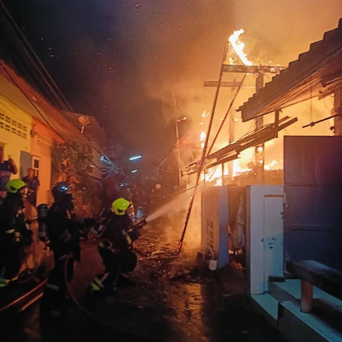 Feueralarm in Sattahip: Hausbesitzer rettet sich und Nachbarn vom Inferno - Video vom Brand