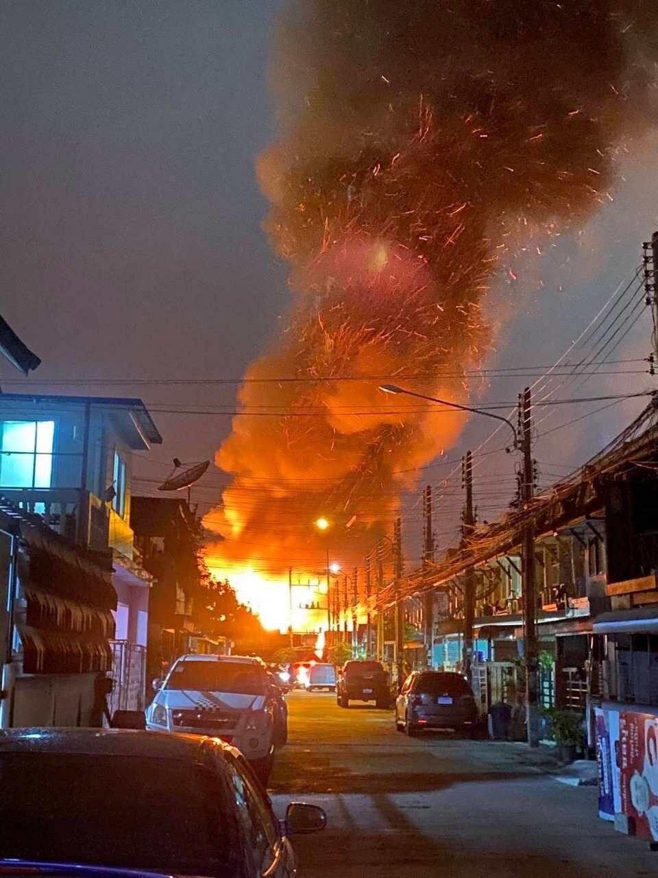 Verheerendes Feuer wütet am schwimmenden Markt in Pattaya