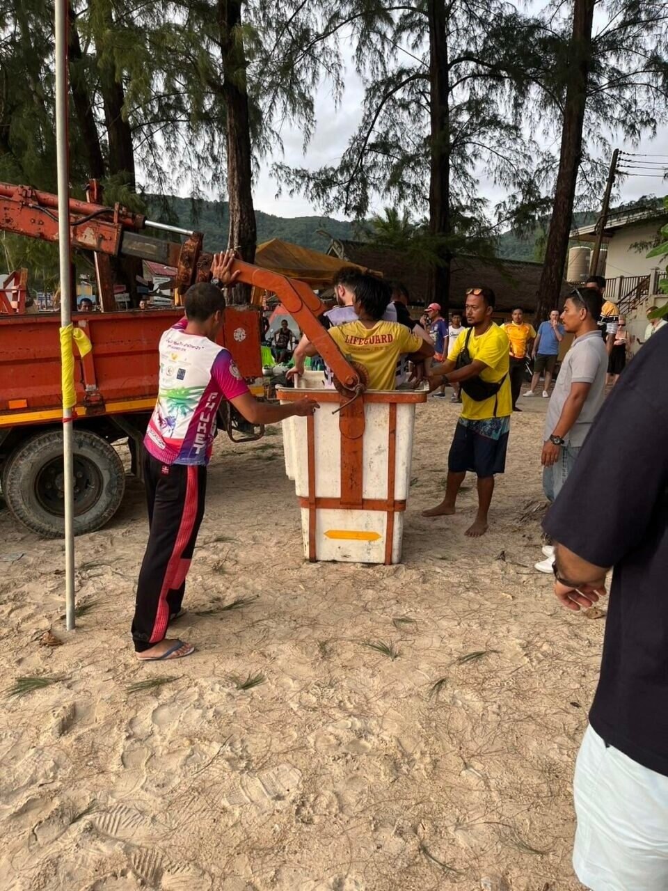 Lebensgefahr am Kamala Beach: Tourist in luftiger Höhe vom Wind überrascht