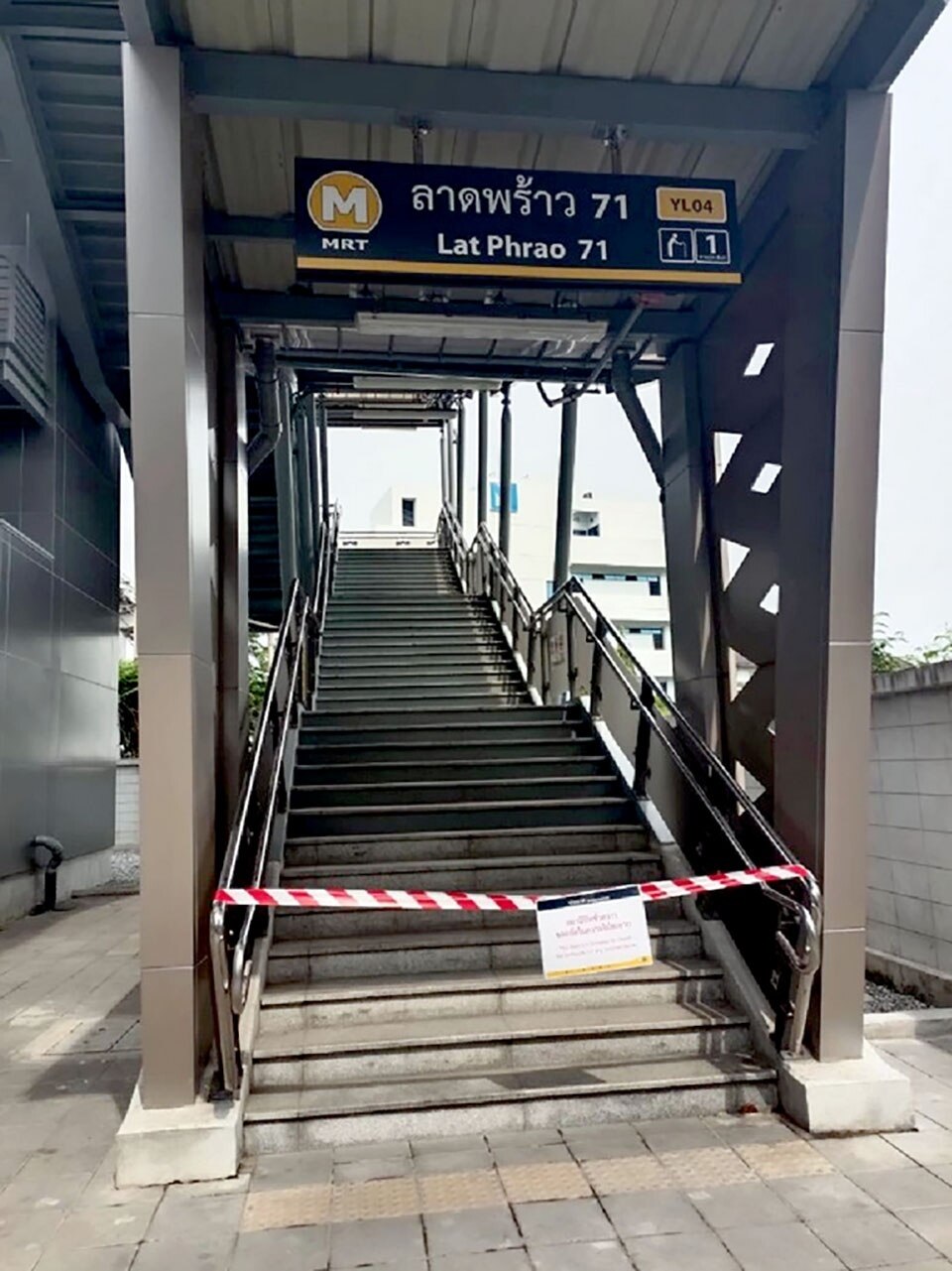 Stromschiene der &quot;Gelben Linie&quot; in Bangkok eingestürzt - Fahrgäste evakuiert (Fotos)