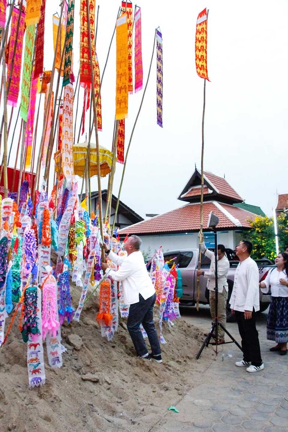 Chiang Mai beginnt die Songkran-Feierlichkeiten mit der höchsten Sandpagode, die das kulturelle Erbe von Lanna bewahrt