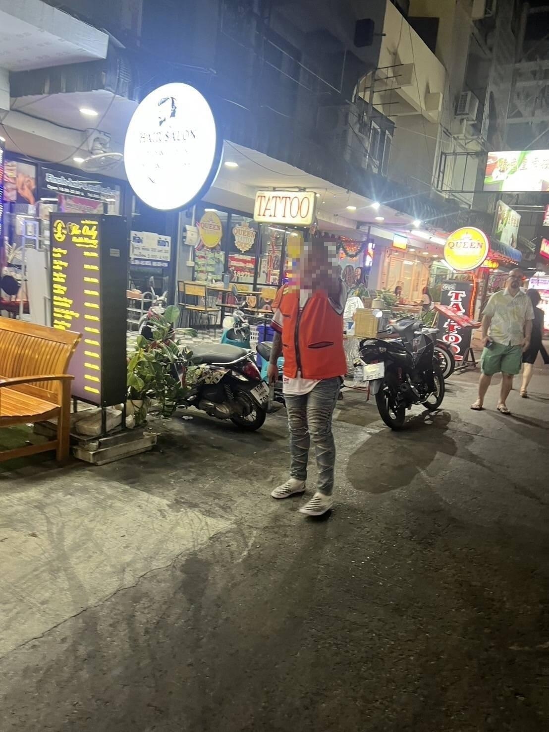 Motorradtaxifahrer in Pattaya wegen Kleinigkeit ausgerastet: Australier nach geringfügigem Unfall mit Messer angegriffen