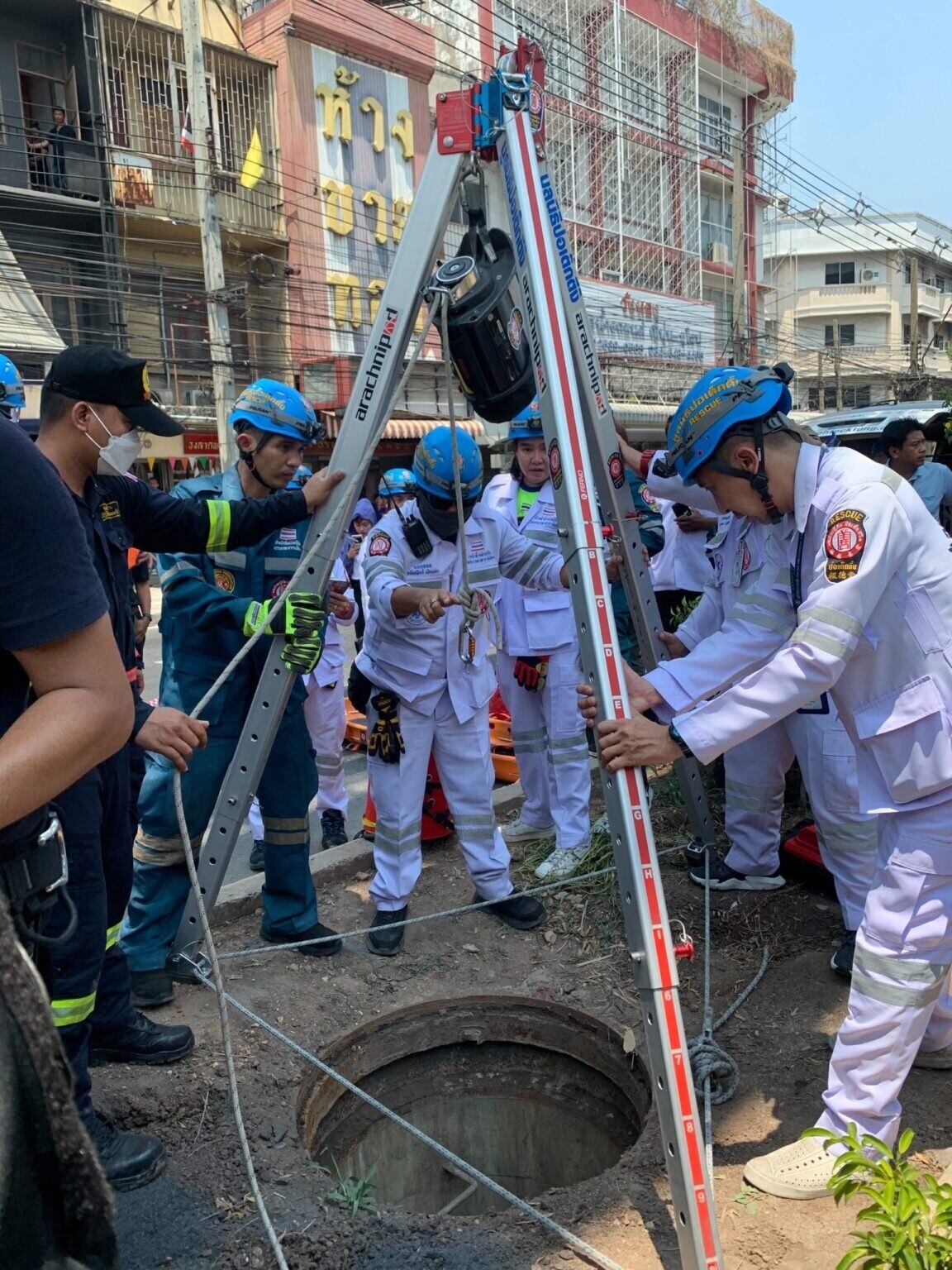 Verrotteter Holz-Schachtdeckel: Fußgänger stürzt in 10 Meter tiefes Loch in Bangkok - tot (Fotos)