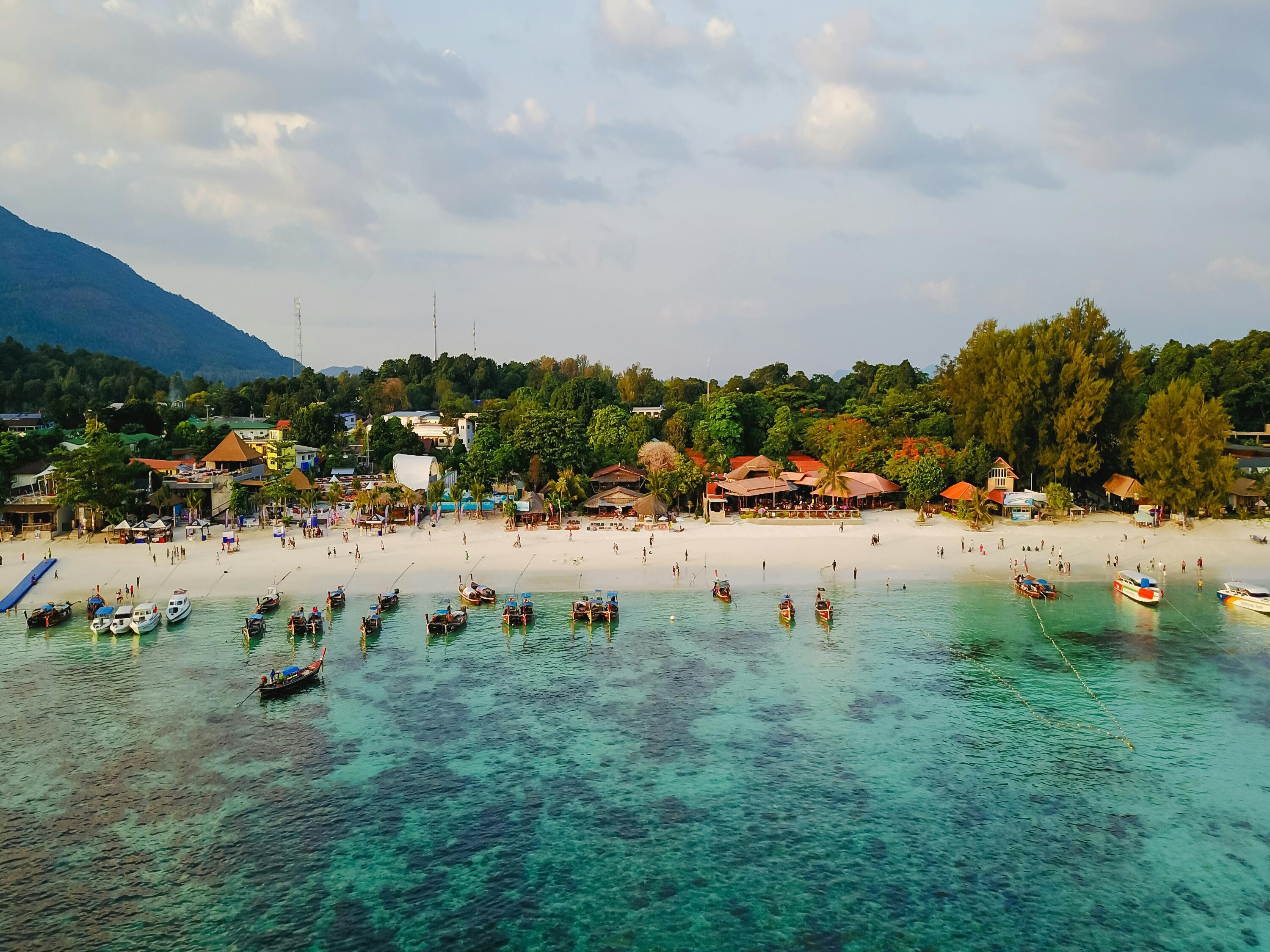 Strand mit Booten in Thailand