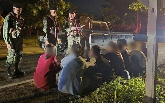 Die polizei faengt bei einem einsatz in mae sot acht illegale einwanderer ab