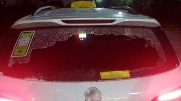 Phuket: Teenager zerschlägt vor lauter Wut Taxifensterscheibe