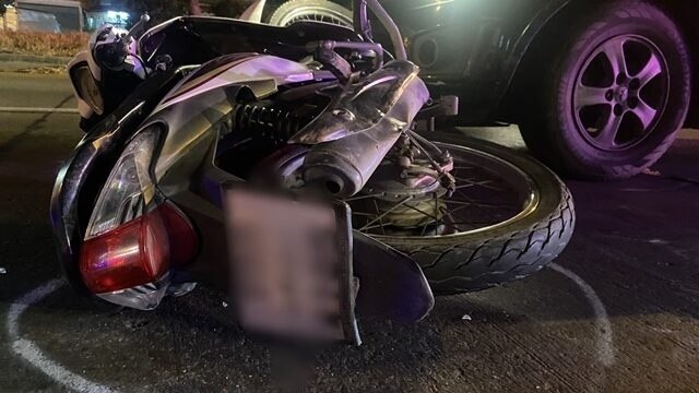 Tödlicher Verkehrsunfall in Ayutthaya: Ausländische Motorradfahrerin kollidiert mit Sattelschlepper und stirbt