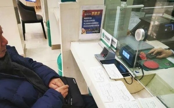 Chinesischer Mann entdeckt vergessenes Bankguthaben von 1,5 Millionen Baht