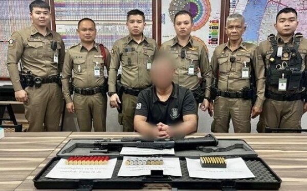 Freiwilliger soldat im skytrain in bangkok mit schrotflinte der marke commando verhaftet