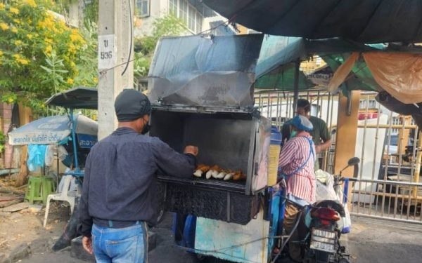 Gouverneur der hauptstadt moechte die rauchentwicklung von gegrillten schweinefleischspiessen