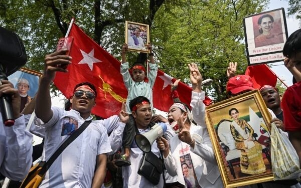 Hunderte von demonstranten gegen die junta in myanmar demonstrieren in bangkok