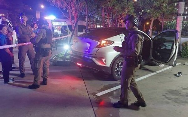 Mann tot im auto bei bangkoker tankstelle gefunden verdaechtige freundin spurlos verschwunden